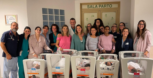 foto di gruppo del personale con le mamme ed i neonati