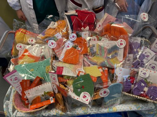 cappellini, copertine e accessori artigianali in maglia