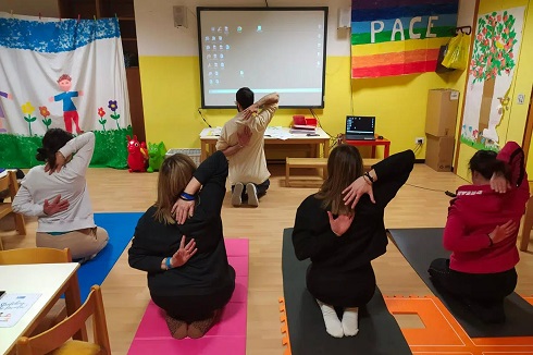 esercizi di stretching in una scuola