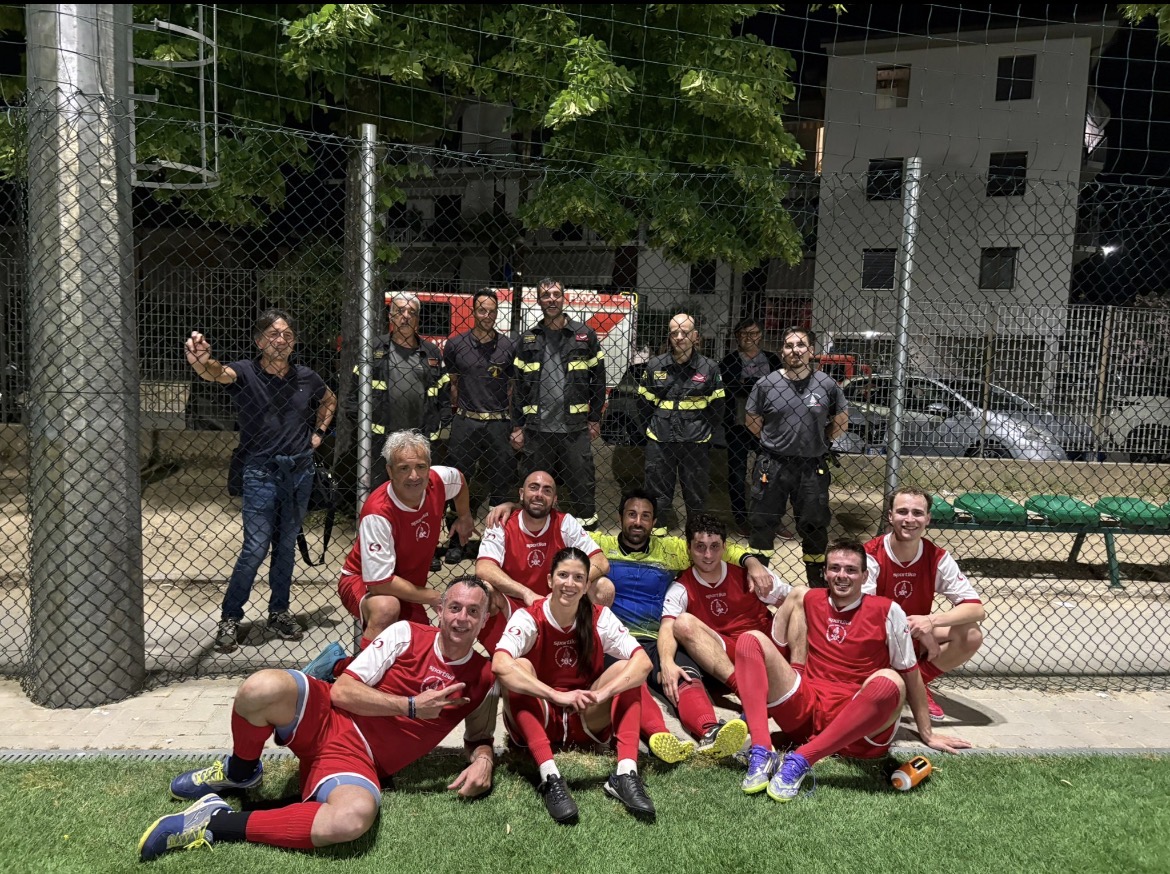 Giocatori su campetto calcio
