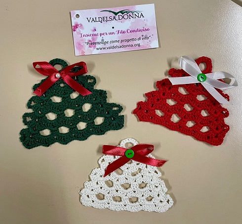 alberi di natale realizzati all'uncinetto di vari colori