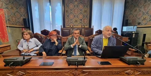 i relatori al tavolo