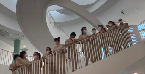 gruppo infermieri con il camice color nocciola