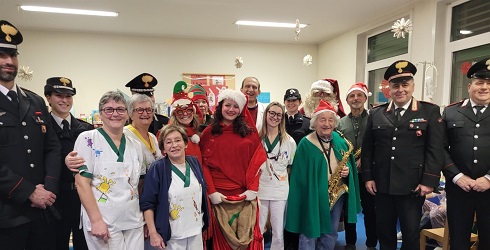 i carabinieri e il personale della pediatria del san donato