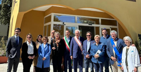 autorità di fronte all'ingresso della cittadella della salute