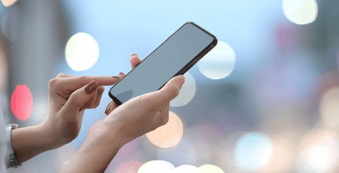 mani che tengono un telefono celluare