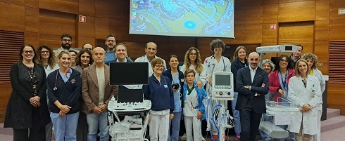 foto di gruppo con la strumentazione donata