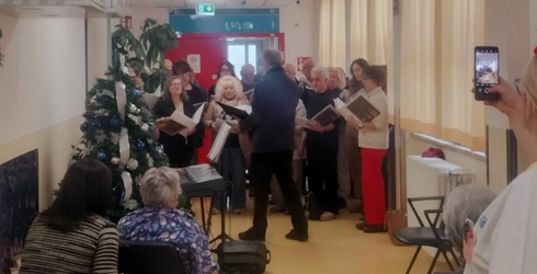 immagine durante il concerto nel reparto di medicina