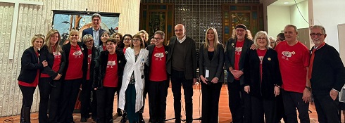 foto di gruppo nell'atrio dell'ospedale