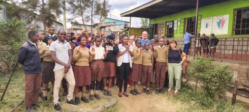 Operatori della Cooperazione internazionale di Asl Tse e bambini della missione in Kenia