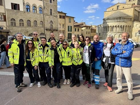 foto gruppo di operatori piazza grande arezzo