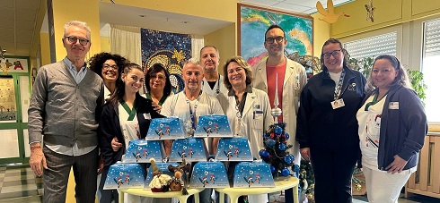 lo staff del reparto con i panettoni donati dalla lega fibrosi cistica