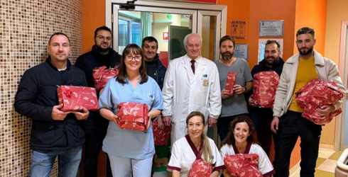 foto di gruppo con i regali donati