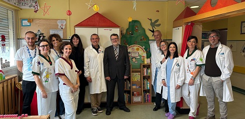 foto di gruppo nel reparto di pediatria del misericordia