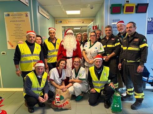 i vigili del fuoco con lo staff del reparto di pediatria del misericordia