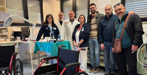 Gruppo con operatori del pronto soccorso e rappresentanti della pro loco