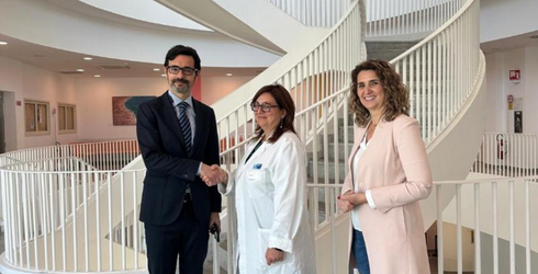 stretta di mano tra la dr.ssa Pilia e il Direttore Generale Marco Torre alla presenza della Direttrice Sanitaria Barbara Innocenti