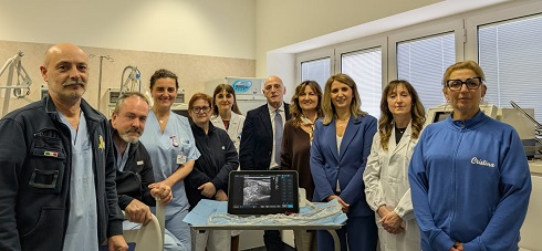 foto di gruppo con l'ecografo donato