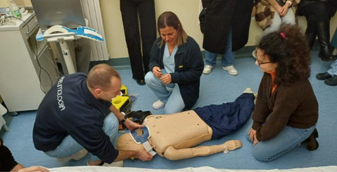 fase di una rianimazione con il manichino a terra