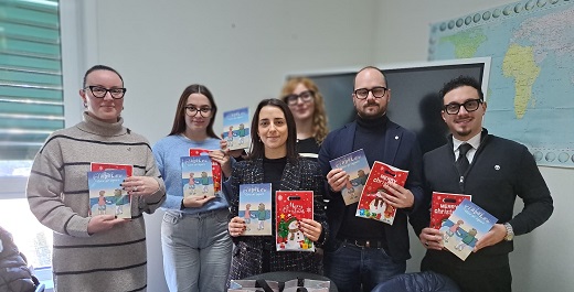 I ragazzi e le ragazze del Leo Club e un momento della donazione