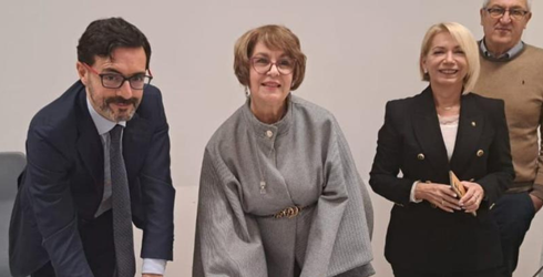 firma del documento da parte del DG Torre e Carmen Beatriz Borrego