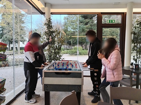 ragazzi che giocano a biliardino