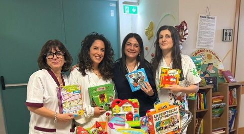 operatrice del reparto con i doni per i bambini