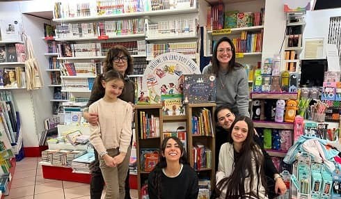foto di gruppo in libreria