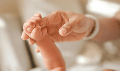 mano bambino stringe mano mamma