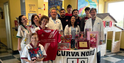 gruppo con delegazione tifosi e sanitari