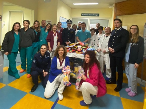 lo staff del reparto con gli agenti della polizia penitenziaria