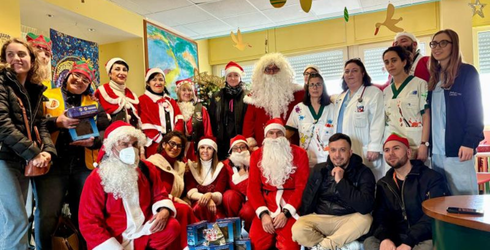 foto di gruppo con i motociclisti vestiti da babbo natale e gli operatori della pediatria