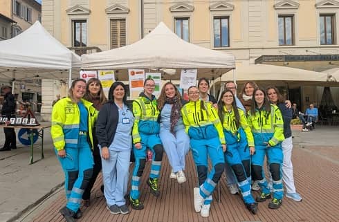 foto di gruppo davanti ai gazebi nella piazza