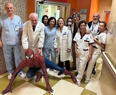 spiderman e lo staff della pediatria del misericordia di grosseto
