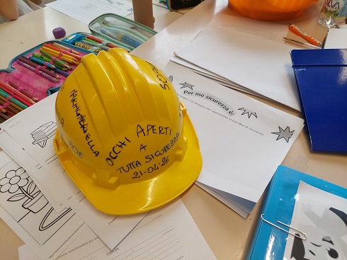 casco protettivo sul banco di scuola di un bambino