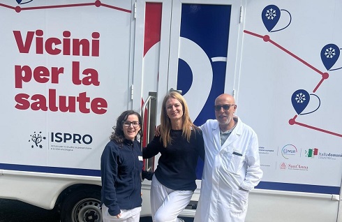 foto di gruppo davanti all'unità mobile domus