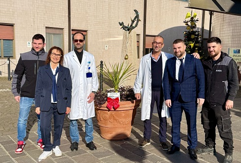 medici e donatori con il vaso donato davanti all'ospedale san donato