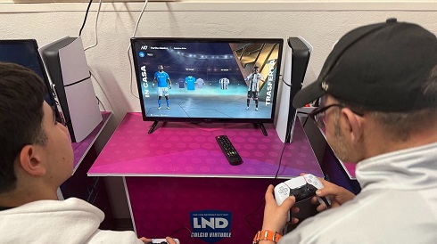 due ragazzi che giocano nella postazione  vinciamo insieme