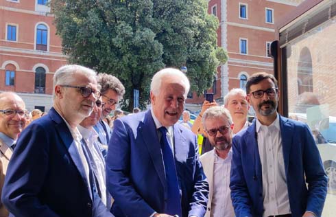 taglio del nastro delle autorità presenti