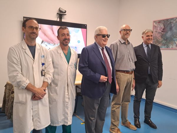 Da sx: dr Alessio Cappetti direttore Po Arezzo, dr Gianluca Martone, Franco Pagliucoli, Gianlorenzo Casini e Enrico Meacci,  Lions Club Arezzo Host